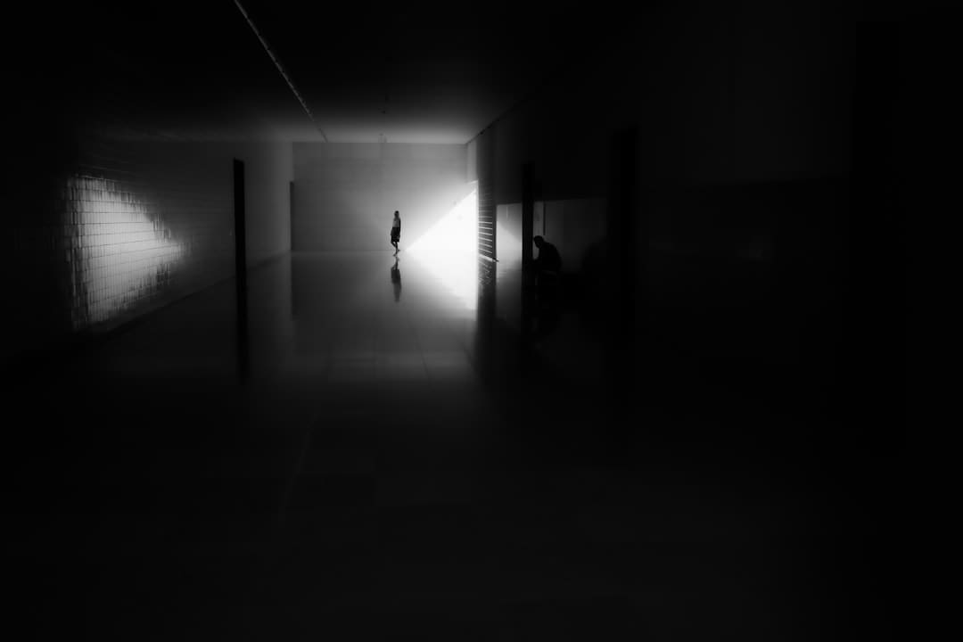 成都车展演出黑色幽默!一群身穿黑衣拿黑伞和黑布的人预演防维权